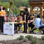 VIDEO, FOTO: Dan sodelovanja z lokalno skupnostjo: Nekaj zaposlenih v Novartisu z varovanci Ozare na pohod do Vinariuma FOTO: Tržnica idej na dvorišču Dvojezične srednje šole Lendava