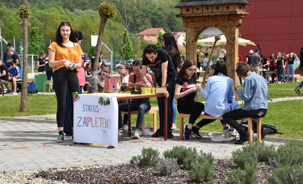 FOTO: Tržnica idej na dvorišču Dvojezične srednje šole Lendava FOTO: Tržnica idej na dvorišču Dvojezične srednje šole Lendava