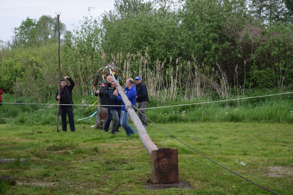 FOTO: Kresovanje in postavitev mlaja na Kapci