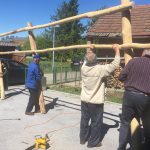 FOTO: Člani društva vinogradnikov Lendava izdelali “lugaš” in ga postavili pred svojimi prostori ter na dvorišču lendavskega gradu