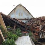 Na mejnem prehodu Petišovci Hrvati včeraj sprostili popolno zaporo tovornega prometa nad 7,5 ton FOTO: Hlev in kuhinja Szomijevih v Radmožancih ostala brez strehe