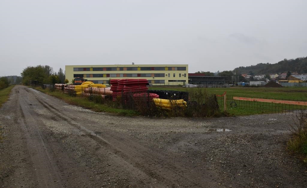 FOTO: Ureditev parkirišča in infrastrukture pred srednjo šolo: Najugodnejši je bil hotiški Nograd FOTO: Ureditev parkirišča in infrastrukture pred srednjo šolo: Najugodnejši je bil hotiški Nograd