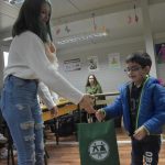 Preteklih 24 FOTO: Vseslovenski projekt Bodi dober, bodi kul: Dijaki DSŠ Lendava obdarili pet otrok v romskem naselju v Dolgi vasi
