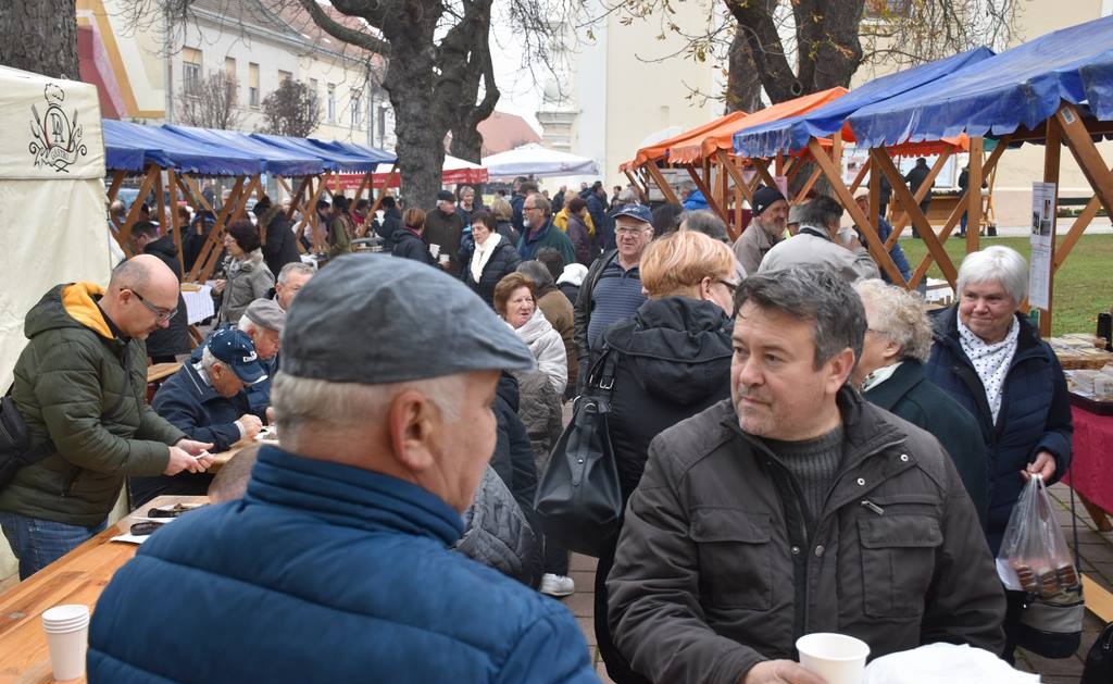 FOTO: Množica obiskovalcev na Katarininem sejmu v središču starega mestnega jedra FOTO: Množica obiskovalcev na Katarininem sejmu v središču starega mestnega jedra