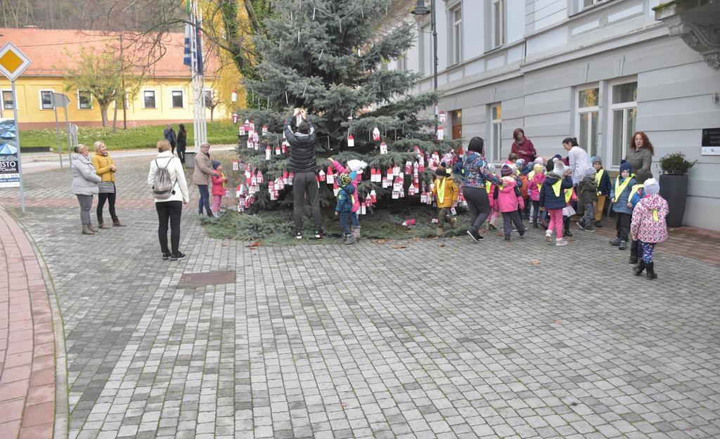 FOTO: Otroci okrasili smreke pred mestno hišo, v mestnem parku in na trgu Györgya Zale FOTO: Otroci okrasili smreke pred mestno hišo, v mestnem parku in na trgu Györgya Zale