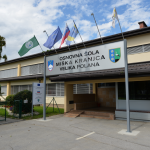 Način plakatiranja po krajevnih skupnostih se bo poenotil in po letu 2001 prvič tudi uredil Osnovna šola Miška Kranjca Velika Polana: V desetih šolskih letih deset ravnateljev