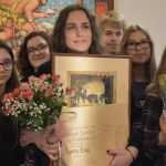 FOTO: Literarna nagrada Sándorja Súnyogha letos v roke dijakinji Evi Somi