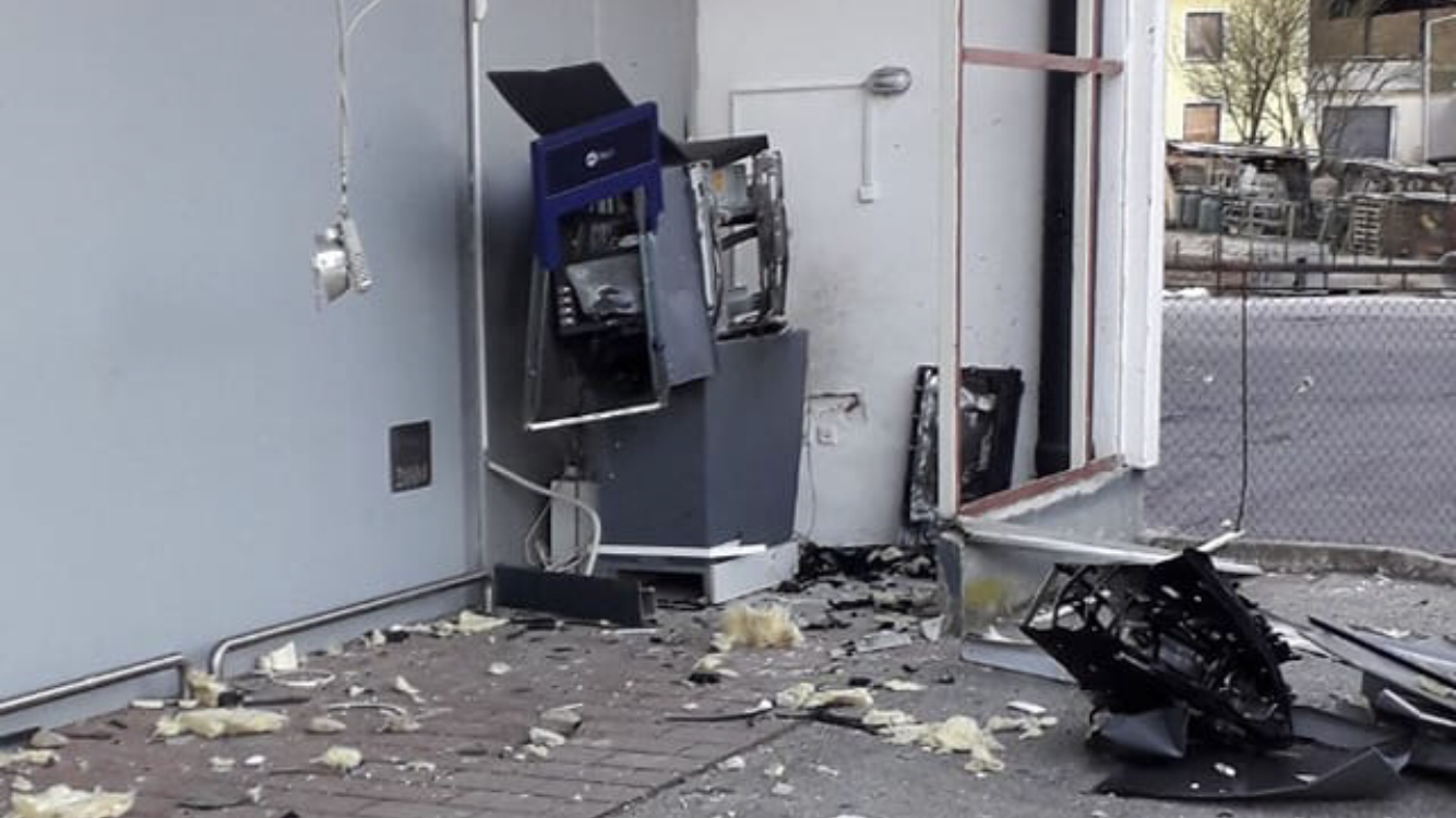 FOTO: Na Kuzmi bankomat razstrelili s plinom, škode za 50 tisočakov