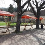 Policija prepovedala domačo tržnico, stojnice ostajajo prazne