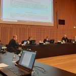 Boj proti koronavirusu: Vlada včeraj sprejela Odlok o obveznem razkuževanju večstanovanjskih stavb, od jutri zjutraj v trgovino le invalidi, upokojenci in nosečnice