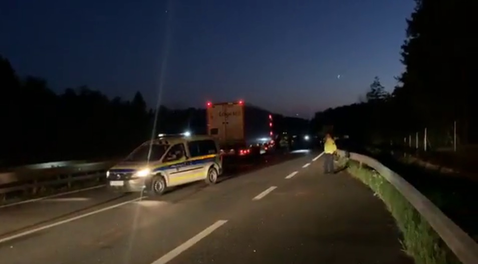 Tovornjak na Pomurski avtocesti včeraj povozil mlajšega moškega. Lahko bi šlo za samomor