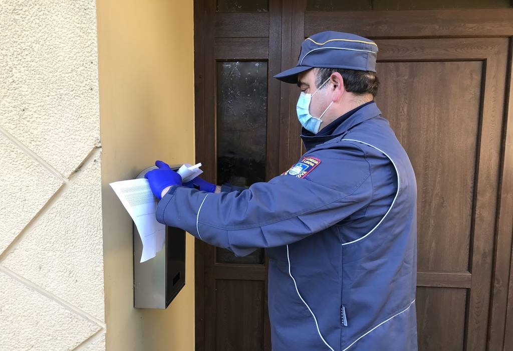 FOTO: Tako je včeraj potekala razdelitev zaščitnih mask v Lendavi, a brez težav ni šlo … FOTO: Tako je včeraj potekala razdelitev zaščitnih mask v Lendavi, a brez težav ni šlo …