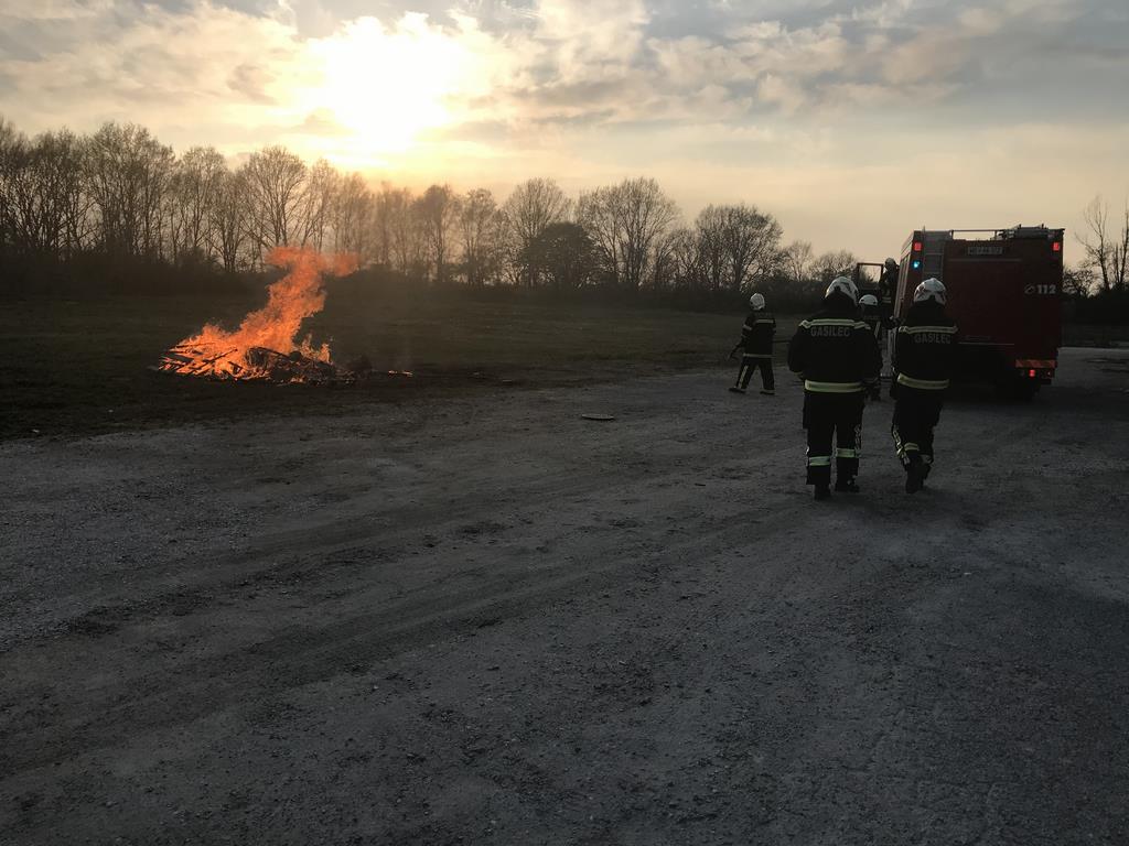 FOTO: Kdo je včerajšnji popoldan sredi Lendave zažgal smeti? FOTO: Kdo je včerajšnji popoldan sredi Lendave zažgal smeti?