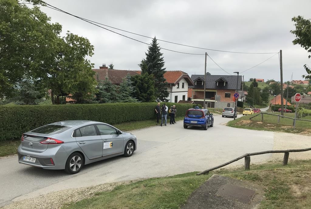 VIDEO, FOTO: Z električnimi avtomobili izpred stolpa Vinarium brez vmesnega polnjenja krenili v Koper VIDEO, FOTO: Z električnimi avtomobili izpred stolpa Vinarium brez vmesnega polnjenja krenili v Koper