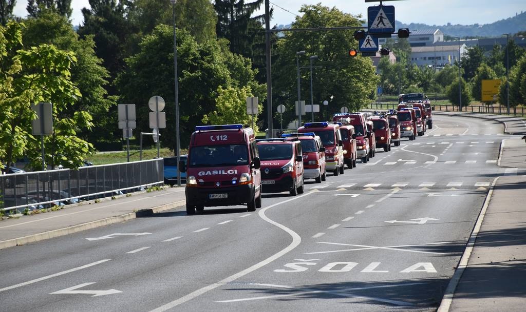 VIDEO, FOTO: Svečani mimohod gasilskih vozil skozi mesto in podelitev priznanja župana VIDEO, FOTO: Svečani mimohod gasilskih vozil skozi mesto in podelitev priznanja župana