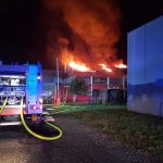 VIDEO, FOTO: V Gornji Radgoni zagorela hala podjetja, dim se je valil še zgodaj zjutraj