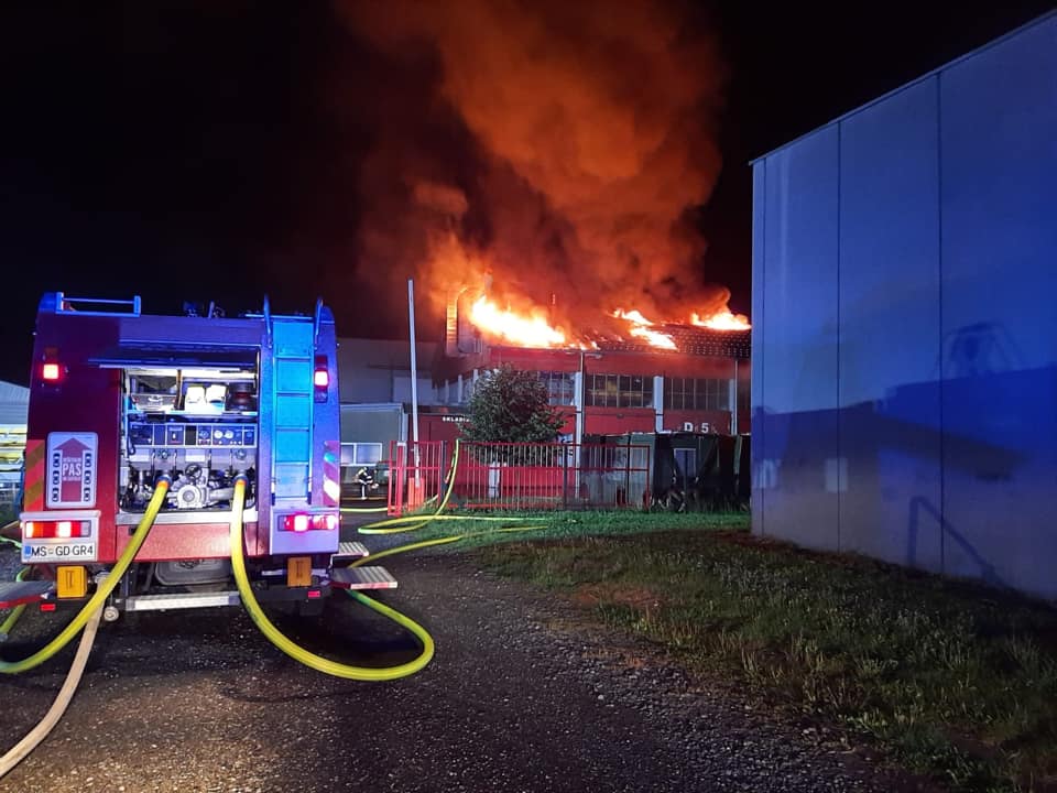 VIDEO, FOTO: V Gornji Radgoni zagorela hala podjetja, dim se je valil še zgodaj zjutraj VIDEO, FOTO: V Gornji Radgoni zagorela hala podjetja, dim se je valil še zgodaj zjutraj