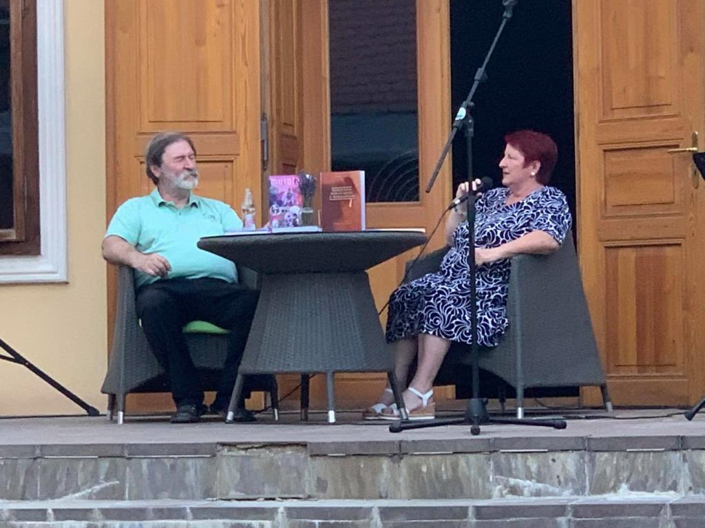 FOTO: Predstavitev knjig na terasi centra Bánffy FOTO: Predstavitev knjig na terasi centra Bánffy