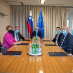 Nižjeligaši imajo vse več težav z mankom igralskega kadra Narodnostna poslanca podpisala dogovor o sodelovanju z Vlado Republike Slovenije
