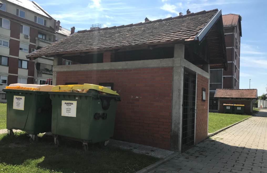 Večstanovanjske stavbe: Ločeno zbiranje odpadkov še vedno ni prav nič ločeno, nameščene bodo kamere