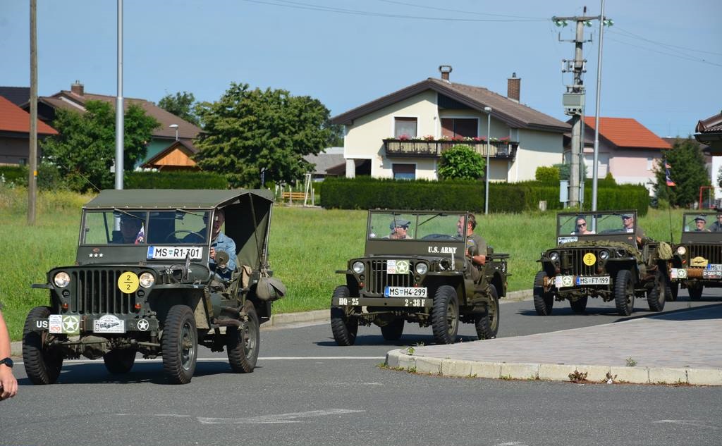 FOTO: Prvič so s starodobnimi vojaškimi vozili 190 km ob celotni prekmurski meji