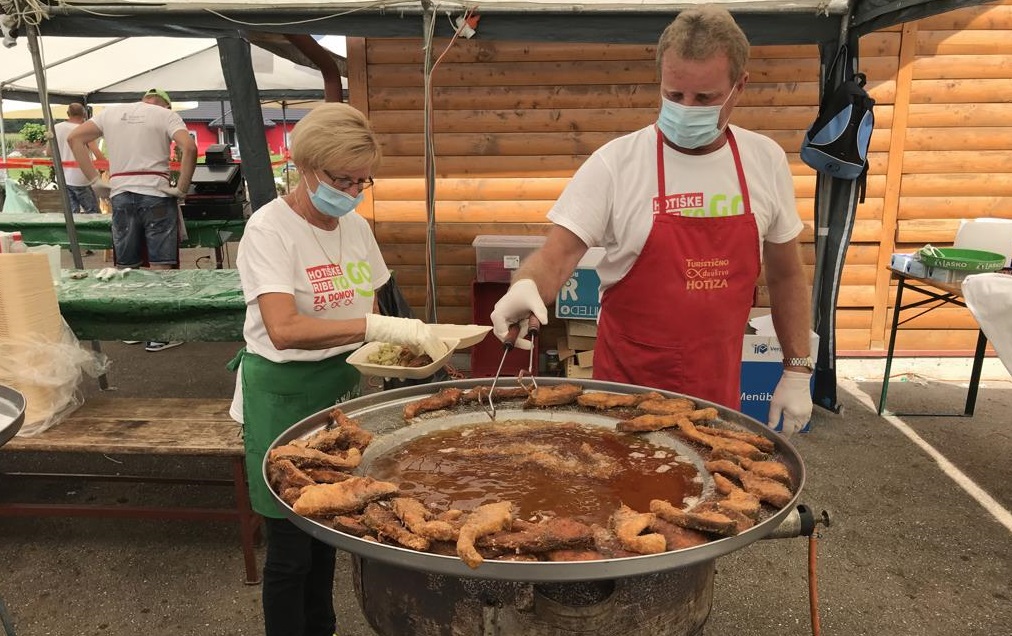 FOTO: Na Hotizi lahko danes in jutri kupite ribe na hotiški način -za domov! FOTO: Na Hotizi lahko danes in jutri kupite ribe na hotiški način -za domov!