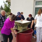 FOTO: Trgatev tudi pri Domu starejših Lendava
