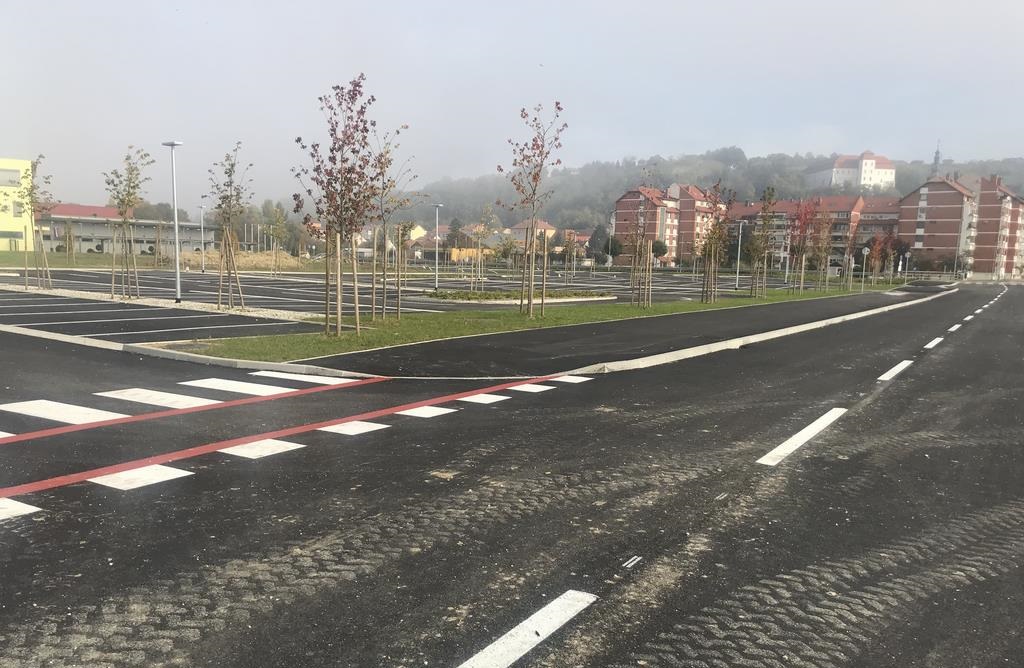 FOTO: Ureditev parkirišča zaključena, uradno odprtje odnesli vladni ukrepi FOTO: Ureditev parkirišča zaključena, uradno odprtje odnesli vladni ukrepi