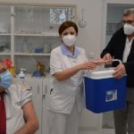 V regijski bolnišnici proti covidu-19 včeraj cepili prve zaposlene