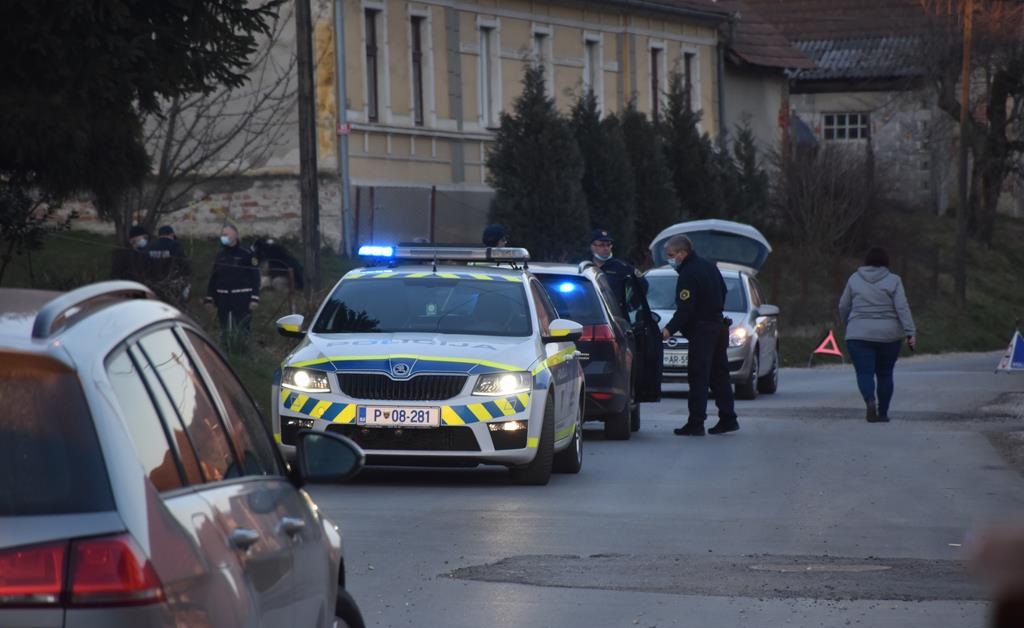 Huda prometna nesreča v Čentibi: Voznik zbil dve osebi, ena umrla