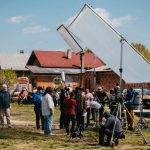 Črenšovci: Celovečerni igrani film “Dedek gre na jug” dva dneva snemali tudi v romskem naselju Kamenci