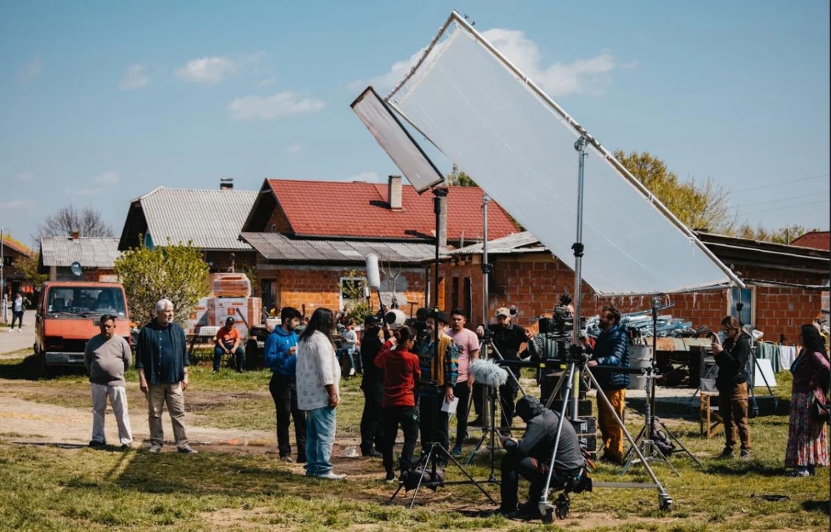 Črenšovci: Celovečerni igrani film “Dedek gre na jug” dva dneva snemali tudi v romskem naselju Kamenci