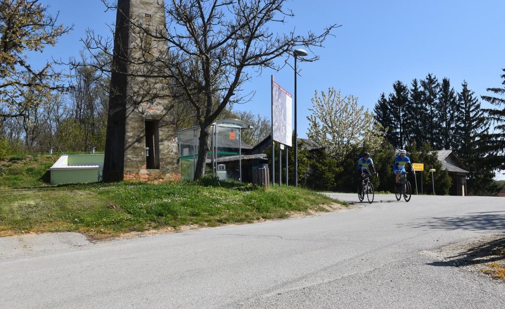 FOTO: Kolesarski klub Lendava ob 18. obletnici v enem dnevu skupno več kot stokrat na Piramido!