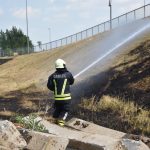 VIDEO, FOTO: Ljudje se na opozorila gasilcev požvižgajo, domnevni cigaretni ogorek povzročil požar podrastja v Lendavi