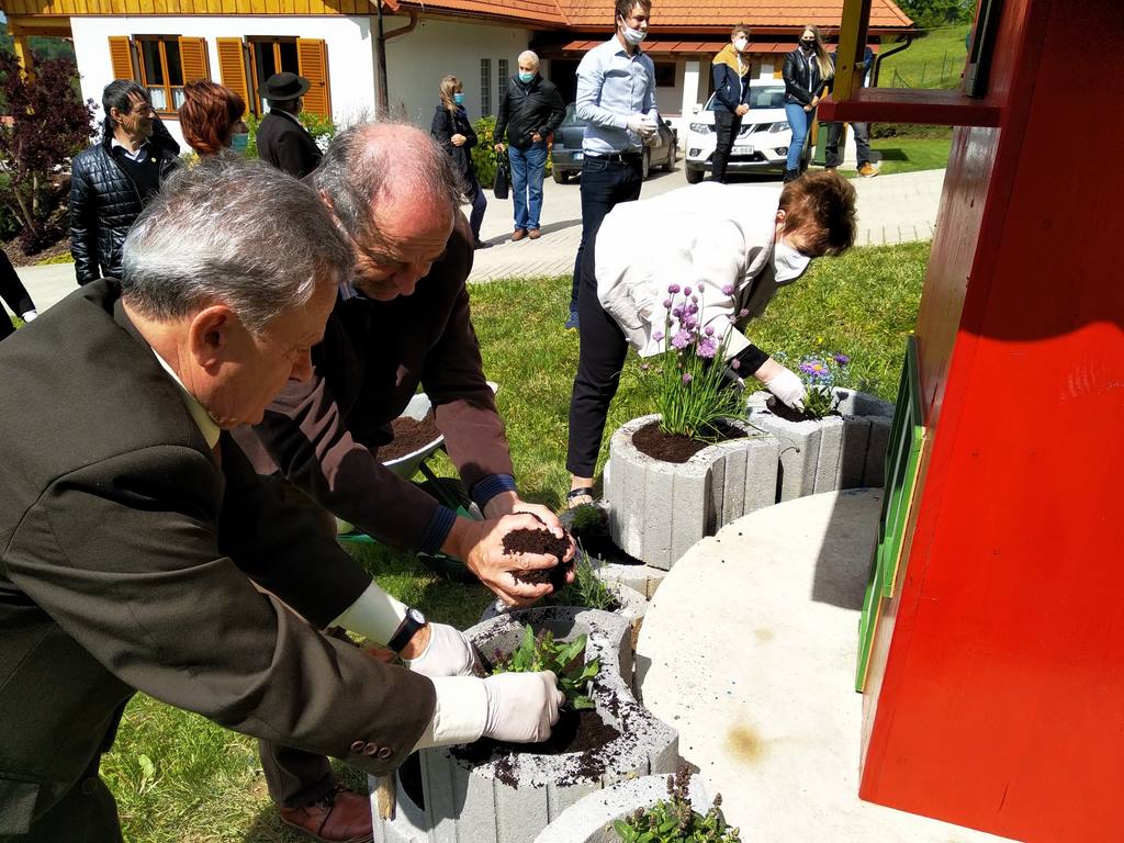 Porabje: Na Slovenski vzorčni kmetiji na svetovni dan čebel uredili medoviti vrtiček Porabje: Na Slovenski vzorčni kmetiji na svetovni dan čebel uredili medoviti vrtiček