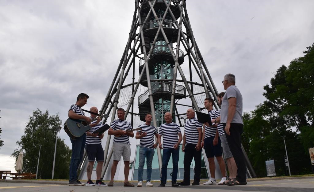 VIDEO, FOTO: Nastopila moški vokalni kvintet Aeternum in oktet Belmura
