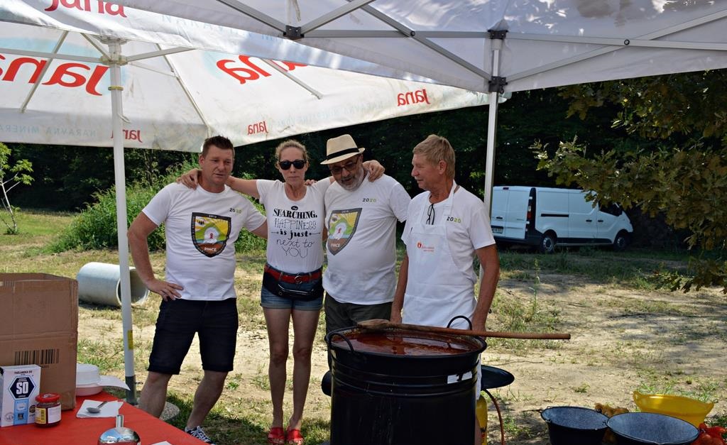 FOTO: Kuhanje bograča z dobrodelno noto na Lindauringu FOTO: Kuhanje bograča z dobrodelno noto na Lindauringu