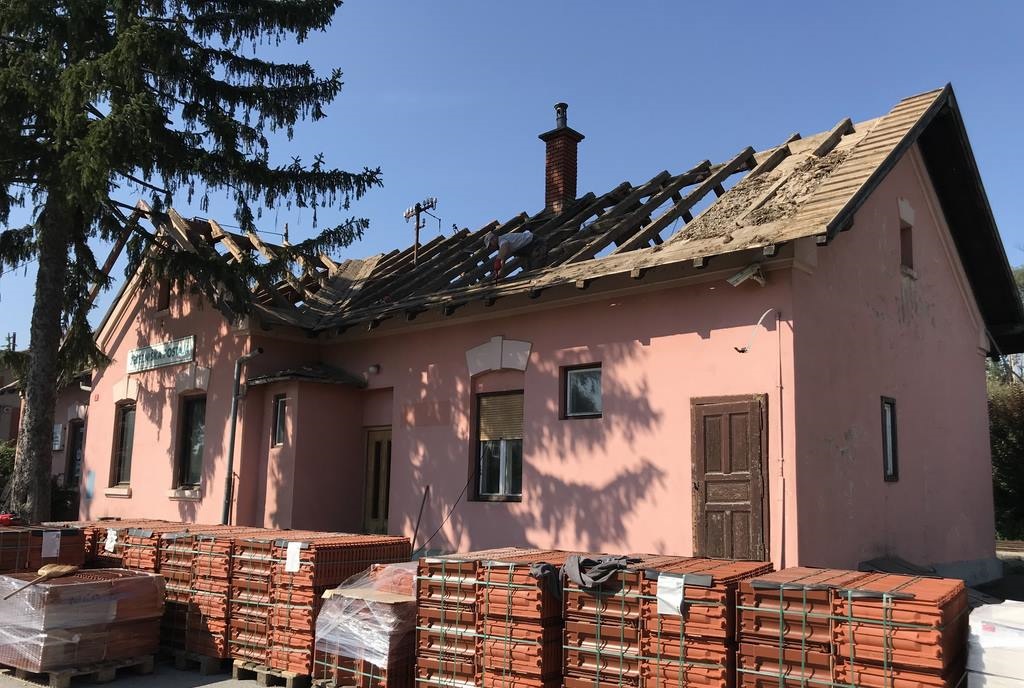 FOTO: Železniška postaja: Najprej menjava strehe, za tem še oken FOTO: Železniška postaja: Najprej menjava strehe, za tem še oken