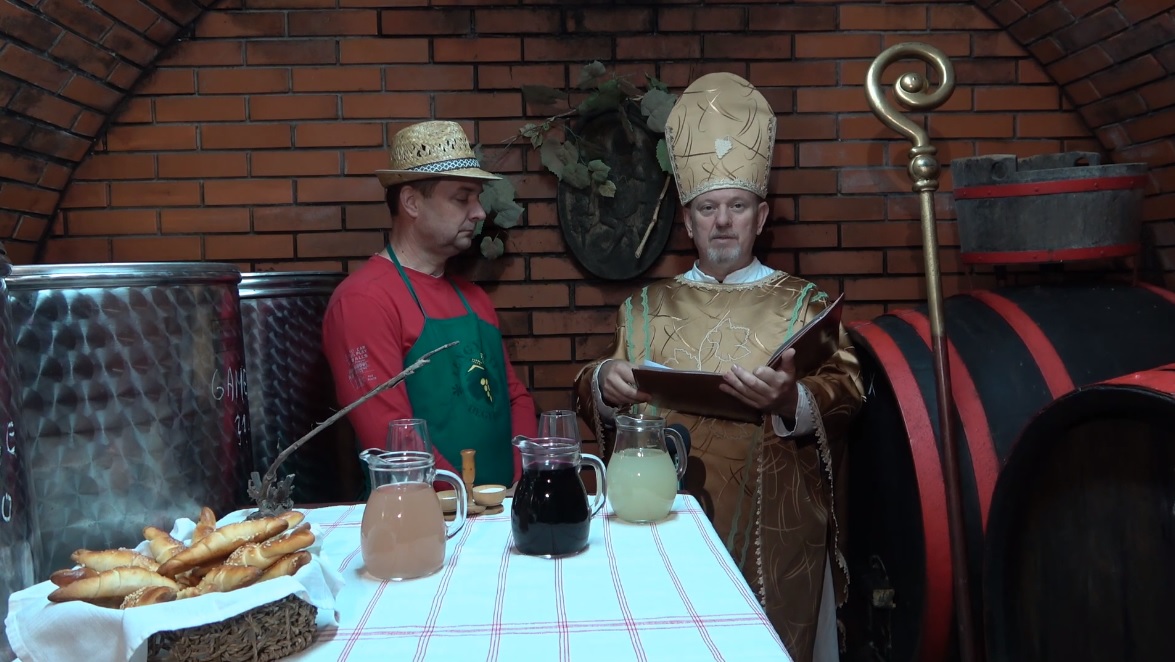 VIDEO: Če ne gre v živo, pa gre virtualno! Martinov krst mošta na našem spletnem portalu! VIDEO: Če ne gre v živo, pa gre virtualno! Martinov krst mošta na našem spletnem portalu!