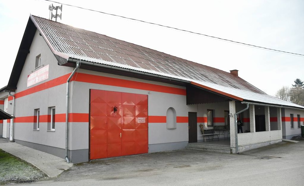 FOTO: V Radmožancih z minimalnimi finančnimi sredstvi ter z ogromno samoiniciativnega dela praktično v celoti sanirali dvorano vaškega doma FOTO: V Radmožancih z minimalnimi finančnimi sredstvi ter z ogromno samoiniciativnega dela praktično v celoti sanirali dvorano vaškega doma