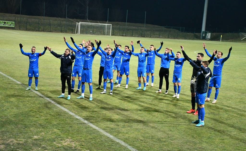 Modro-beli jezo za minule poraze stresli nad Primorci