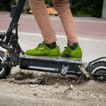 Prihaja poletje in z njim tudi vožnja z lahkimi motornimi vozili (e-skiroji). Poznate pravila vožnje?