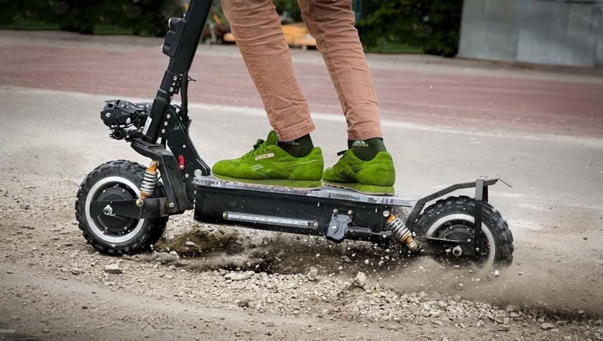 Policija po vsej Sloveniji ta teden poostreno nad voznike e-skirojev in mopedov