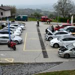 FOTO: Z električnimi avtomobili izpred stolpa Vinarium brez vmesnega polnjenja krenili v Koper