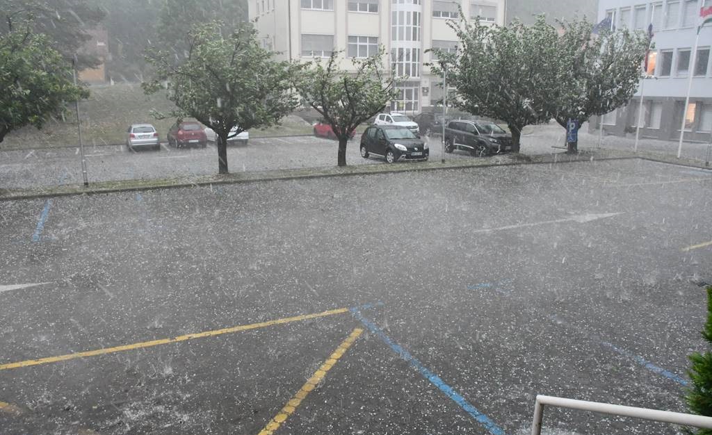 VIDEO, FOTO: Nad Lendavo se je razbesnela nevihta s točo
