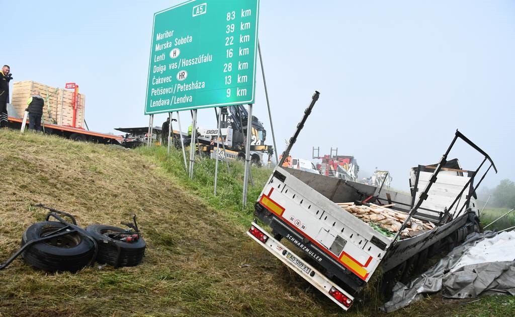 FOTO: Pince: Tovorno vozilo tujih registrskih številk zapeljalo s cestišča