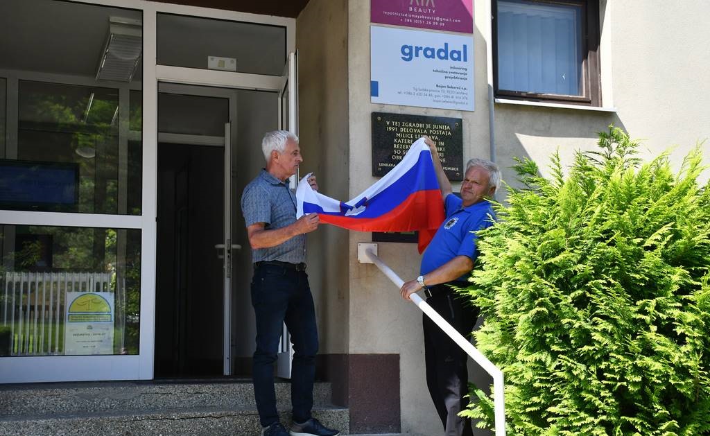 VIDEO, FOTO: Odkrili spominsko ploščo na stavbi nekdanje milice v Lendavi VIDEO, FOTO: Odkrili spominsko ploščo na stavbi nekdanje milice v Lendavi