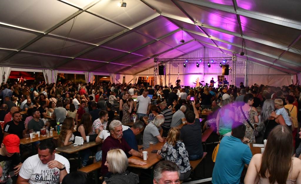 FOTO: V Murskem Središču ob zvokih glasbene skupine Magazin rajalo staro in mlado FOTO: V Murskem Središču ob zvokih glasbene skupine Magazin rajalo staro in mlado