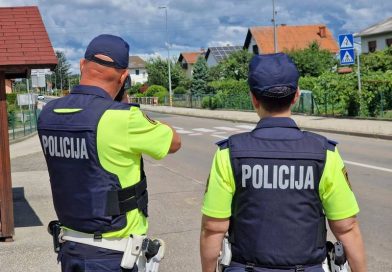 Apače: Voznik začetnik skozi naselje divjal s 111 kilometri na uro