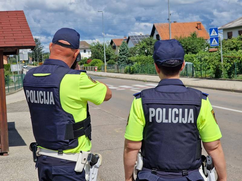 Apače: Voznik začetnik skozi naselje divjal s 111 kilometri na uro